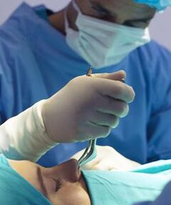 eseguire un intervento di chirurgia plastica chiusa del naso