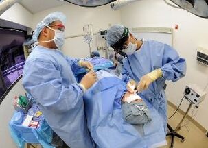 Intervento chirurgico per correggere il setto nasale in una clinica israeliana